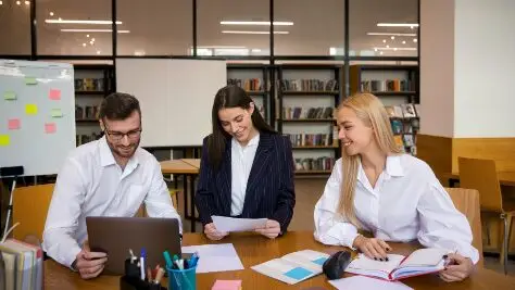 pessoas conversando e trocando papéis em ambiente corporativo, provas em empresas