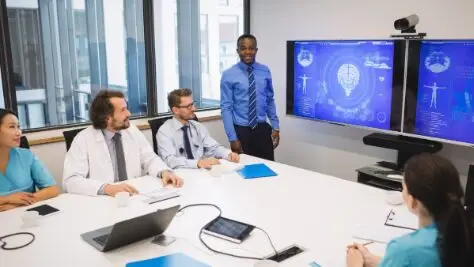 médico fazendo uma apresentação, treinamento em hospital