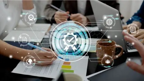 pessoas mexendo em papéis no ambiente corporativo, compliance