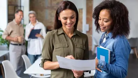 mulheres olhando para uma prova em ambiente corporativo, testes de rh