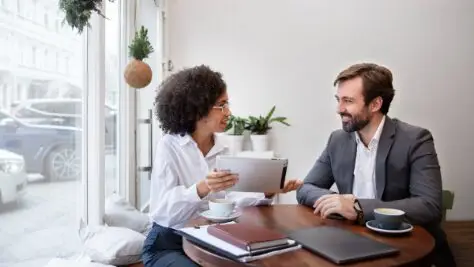 duas pessoas conversando em ambiente corporativo, feedback disc