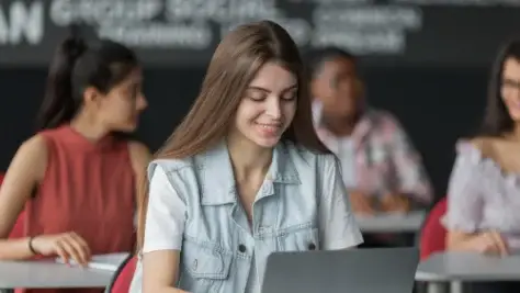 aluna mexendo no computador, simulado enem online