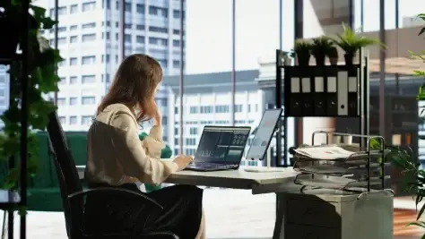 sistemas de provas online, pessoa mexendo no computador em empresa