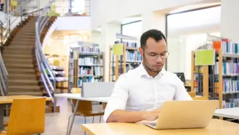 professor mexendo no computador, chatgpt e educação