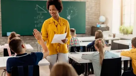 professora em sala de aula com estudantes, como engajar alunos