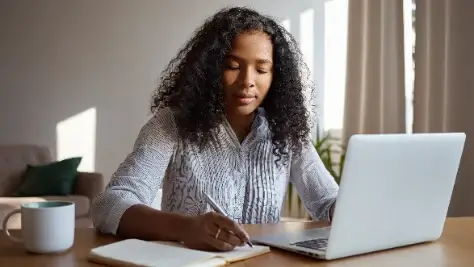 mulher estudando em computador, provas no ead
