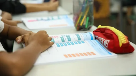 criança em sala de aula brasileira, ensino integral