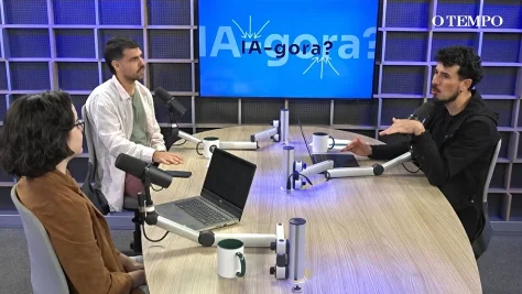 pessoas conversando em estúdio moderno, iagora podcast