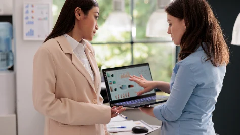 duas mulheres conversando sobre gráficos no trabalho, people analytics