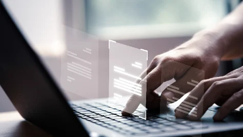 Mão usando laptop com tela virtual e documento para aprovação on-line, software de proctoring